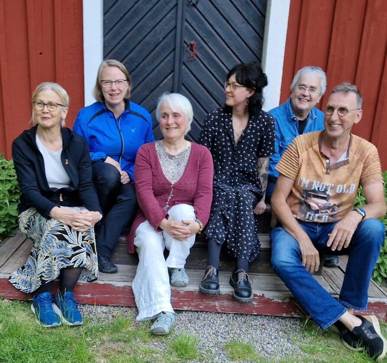 Styrelsen för Naturskyddsföreningen Vänersborg 2025-2026 sitter på trappan utanför Lillåstugan