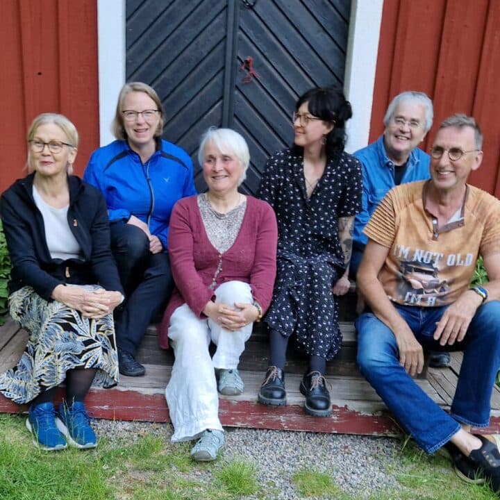 Styrelsen för Naturskyddsföreningen Vänersborg 2025-2026 sitter på trappan utanför Lillåstugan