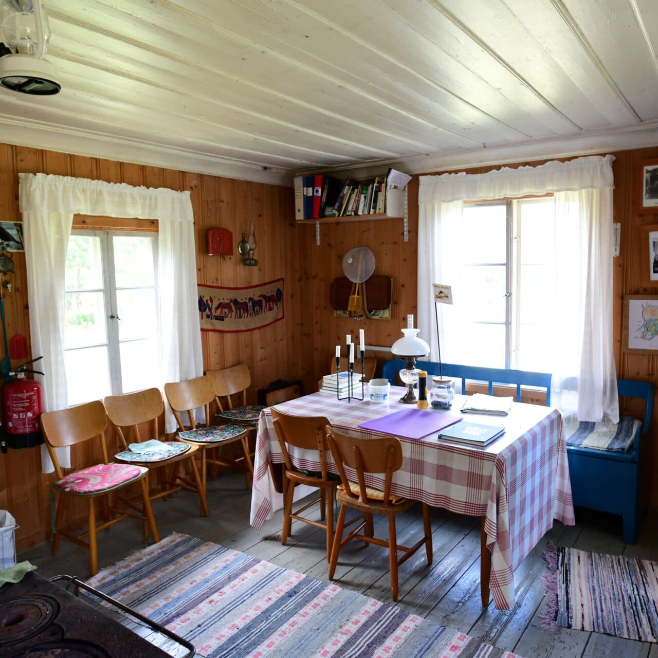 Interiörbild från köket inne i Grinnsjötorp, Hunneberg. Bilden visar köksbord och sittplatser.